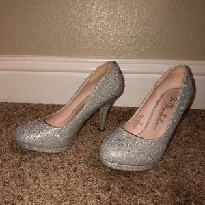 Rinestone glittery silver pumps